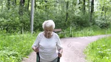 老奶奶在路上走路用棍子